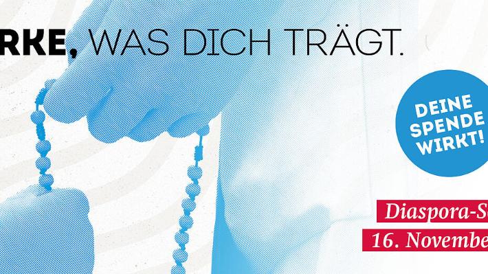 Grafik mit der Aufschrift „STÄRKE, WAS DICH TRÄGT.“ in großen Buchstaben. Im Hintergrund sind stilisierte blaue Hände zu sehen, die gemeinsam einen Rosenkranz halten. Rechts steht in einem blauen Kreis „DEINE SPENDE WIRKT!“ und darunter in einem roten Feld „Diaspora-Sonntag 16. November 2025“. Das Motiv wirbt für eine Spendenaktion.