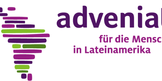 Logo von Adveniat: Der Schriftzug „adveniat“ in Violett mit dem Zusatz „für die Menschen in Lateinamerika“. Links daneben eine stilisierte Karte Lateinamerikas aus horizontalen Balken in Violett- und Grüntönen.