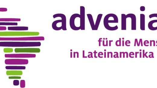 Logo von Adveniat: Der Schriftzug „adveniat“ in Violett mit dem Zusatz „für die Menschen in Lateinamerika“. Links daneben eine stilisierte Karte Lateinamerikas aus horizontalen Balken in Violett- und Grüntönen.