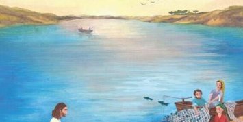 Illustration zur Erstkommunion mit der Aufschrift ‚Kommt her und esst!‘. Jesus sitzt am Ufer eines Sees und spricht zu mehreren Kindern, die ihm aufmerksam zuhören. Im Hintergrund ein Boot auf dem Wasser. Bildmotiv des Bonifatiuswerks zur Erstkommunion.