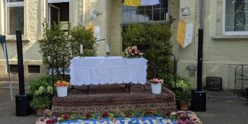 Fronleichnamsaltar im Freien vor einem Gebäude, mit Blumenteppich, auf dem steht: ‚Kommt her und esst‘. Dahinter Altar mit Blumen, Kerzen und weiß-gelber Kirchenfahne (c) Pfarrei St. Josef Saarwellingen Fronleichnamsaltar im Freien vor einem Gebäude, mit Blumenteppich, auf dem steht: ‚Kommt her und esst‘. Dahinter Altar mit Blumen, Kerzen und weiß-gelber Kirchenfahne