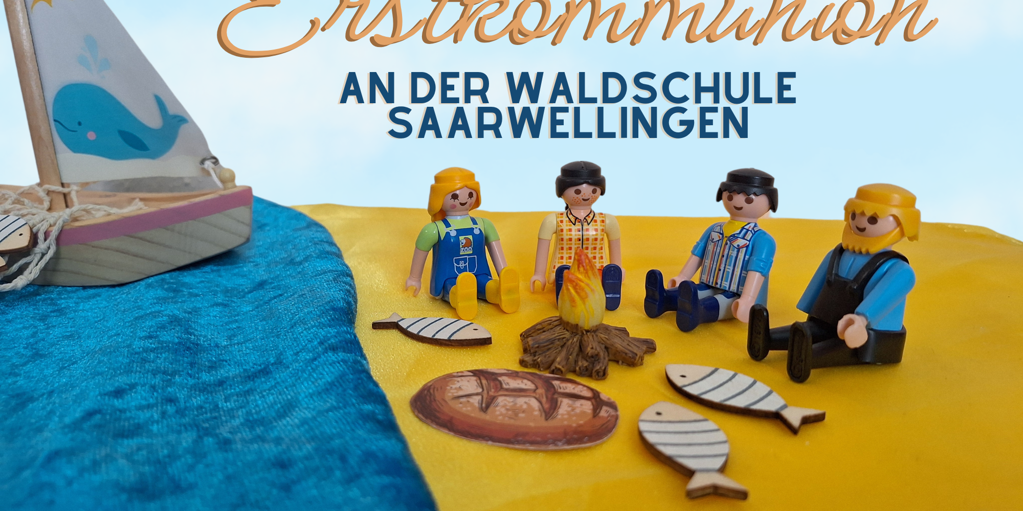 Ein bunt gestaltetes Einladungsposter zur Erstkommunion. Im Vordergrund sitzen vier Playmobil-Figuren um ein Lagerfeuer auf gelbem Stoff, daneben liegen stilisierte Holzfische und ein Brot. Links ist ein Segelboot mit einem aufgemalten, lächelnden Wal auf blauem Stoff zu sehen, der das Meer darstellt. Im Himmel steht der Text: „Kommt her und esst! Erstkommunion an der Waldschule Saarwellingen“. Unten rechts: „Freitag, 23. Mai 2025, 10.30 Uhr St. Blasius“. (c) St. Josef Saarwellingen Ein bunt gestaltetes Einladungsposter zur Erstkommunion. Im Vordergrund sitzen vier Playmobil-Figuren um ein Lagerfeuer auf gelbem Stoff, daneben liegen stilisierte Holzfische und ein Brot. Links ist ein Segelboot mit einem aufgemalten, lächelnden Wal auf blauem Stoff zu sehen, der das Meer darstellt. Im Himmel steht der Text: „Kommt her und esst! Erstkommunion an der Waldschule Saarwellingen“. Unten rechts: „Freitag, 23. Mai 2025, 10.30 Uhr St. Blasius“.