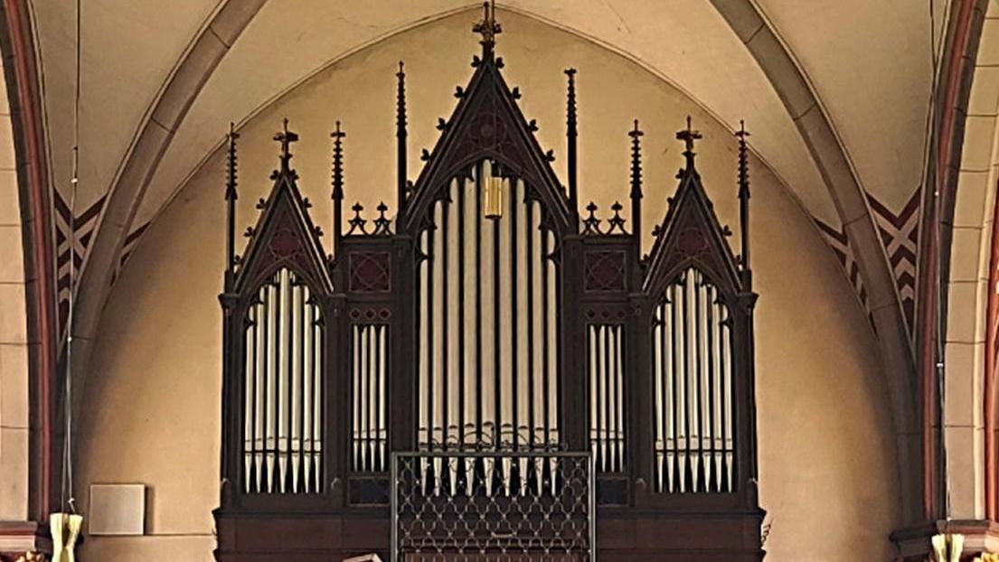 Kirchenorgel in St. Marien Reisbach mit hohen, spitz zulaufenden Pfeifenfeldern und verziertem Holzgehäuse unter einem Gewölbebogen