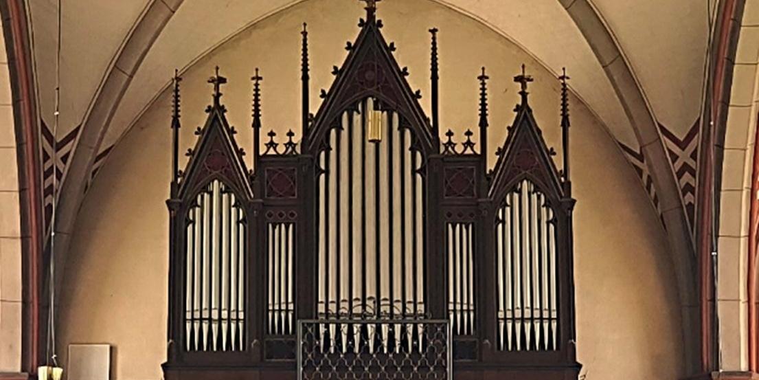 Kirchenorgel in St. Marien Reisbach mit hohen, spitz zulaufenden Pfeifenfeldern und verziertem Holzgehäuse unter einem Gewölbebogen (c) Pfarrei St. Josef Saarwellingen Kirchenorgel in St. Marien Reisbach mit hohen, spitz zulaufenden Pfeifenfeldern und verziertem Holzgehäuse unter einem Gewölbebogen