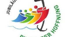 Logo zum Jubiläum 2025 der katholischen Kirche. In der Mitte sind fünf stilisierte bunte Figuren in den Farben Blau, Grün, Gelb, Orange und Rot zu sehen. Sie sitzen in einem Boot, das von einem großen schwarzen Kreuz in Form eines Ankers begleitet wird. Unter dem Boot sind angedeutete blaue Wellen. Halbkreisförmig steht oben links der Text „Jubiläum 2025“, unten rechts im Halbkreis: „Pilger der Hoffnung“.