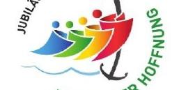 Logo zum Jubiläum 2025 der katholischen Kirche. In der Mitte sind fünf stilisierte bunte Figuren in den Farben Blau, Grün, Gelb, Orange und Rot zu sehen. Sie sitzen in einem Boot, das von einem großen schwarzen Kreuz in Form eines Ankers begleitet wird. Unter dem Boot sind angedeutete blaue Wellen. Halbkreisförmig steht oben links der Text „Jubiläum 2025“, unten rechts im Halbkreis: „Pilger der Hoffnung“. (c) Deutsche Bischonfskonferenz Logo zum Jubiläum 2025 der katholischen Kirche. In der Mitte sind fünf stilisierte bunte Figuren in den Farben Blau, Grün, Gelb, Orange und Rot zu sehen. Sie sitzen in einem Boot, das von einem großen schwarzen Kreuz in Form eines Ankers begleitet wird. Unter dem Boot sind angedeutete blaue Wellen. Halbkreisförmig steht oben links der Text „Jubiläum 2025“, unten rechts im Halbkreis: „Pilger der Hoffnung“.