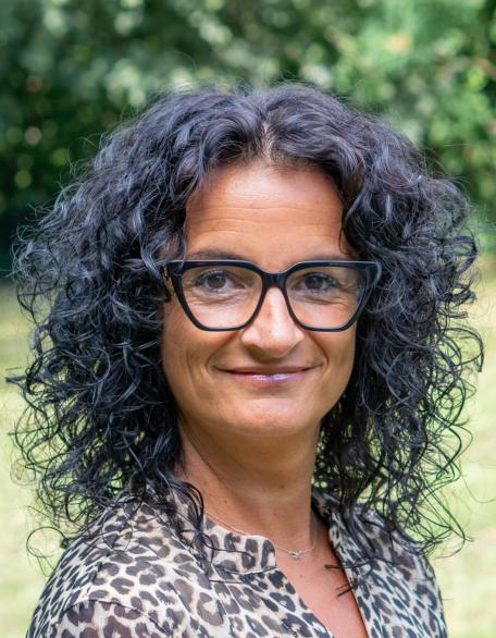 Bianca Bastuck, Pfarrsekretärin, lächelt im Freien