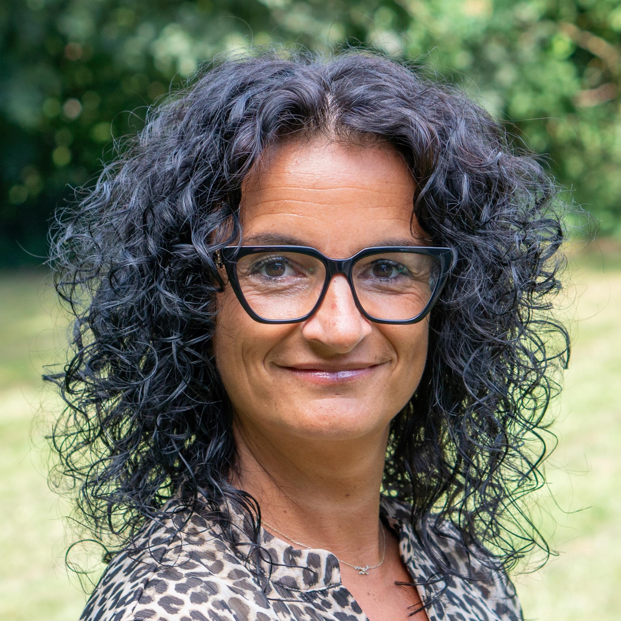 Bianca Bastuck, Pfarrsekretärin, lächelt im Freien