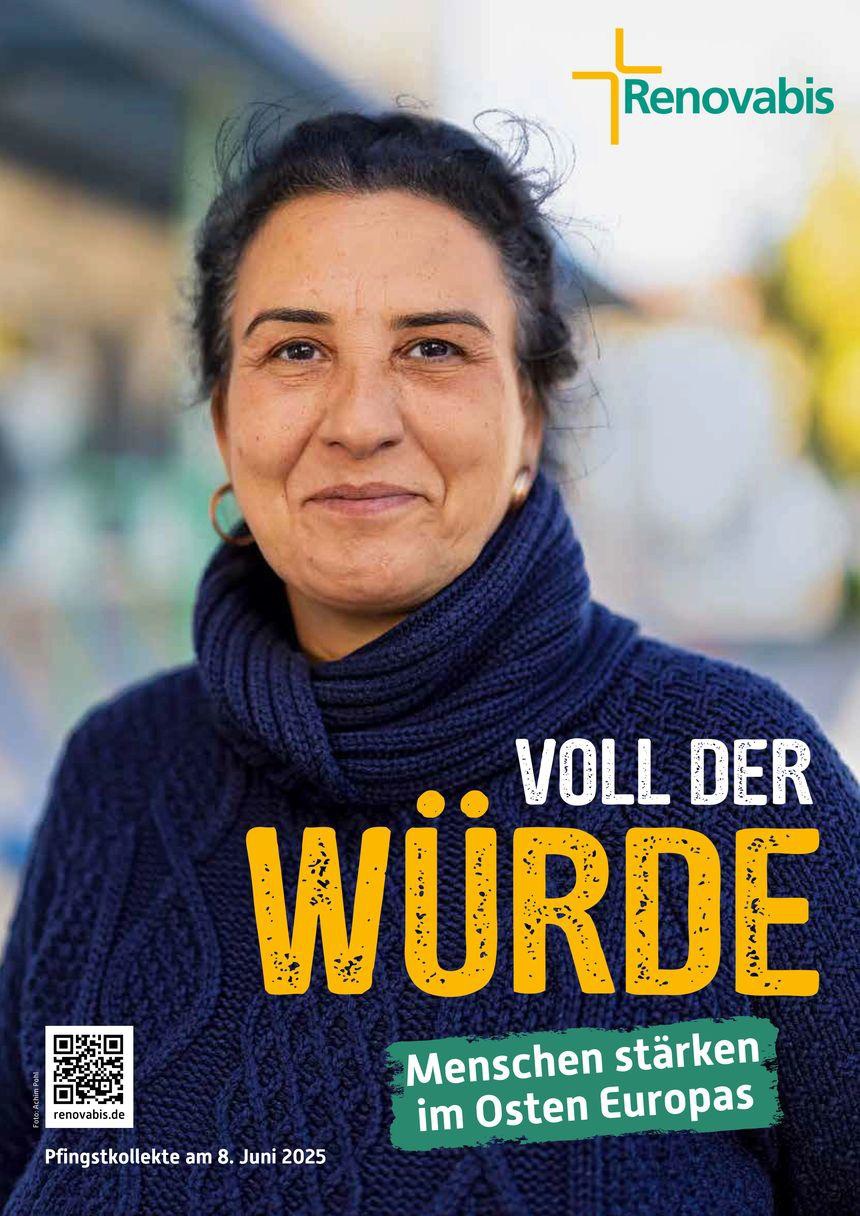 Eine Frau mittleren Alters mit dunklen Haaren und freundlichem Gesichtsausdruck blickt direkt in die Kamera. Sie trägt einen dunkelblauen Strickpullover und goldene Ohrringe. Im Hintergrund ist eine unscharfe Straßenszene zu erkennen. Oben rechts steht das Logo von Renovabis, einer katholischen Solidaritätsaktion. Groß auf dem Bild steht in gelber und weißer Schrift: „Voll der Würde“. Darunter in grüner Schrift: „Menschen stärken im Osten Europas“. Unten links ist ein QR-Code mit dem Hinweis auf die Webseite renovabis.de und dem Text: „Pfingstkollekte am 8. Juni 2025“.