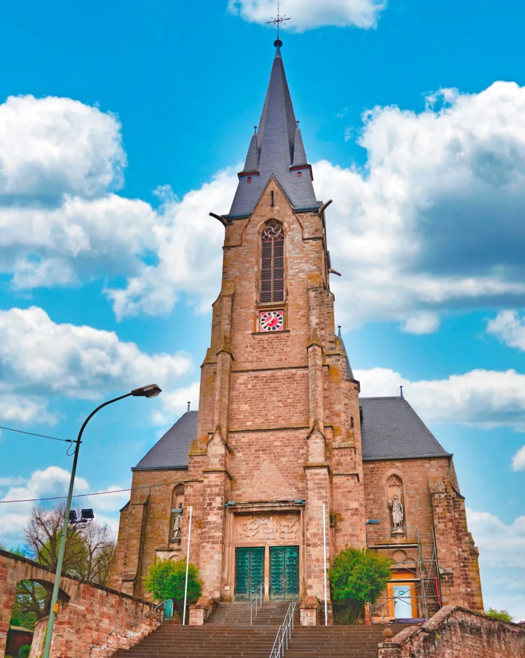 Die Kirche St. Blasius Saarwellingen von vorne (c) Saarbrücker Zeitung Die Kirche St. Blasius Saarwellingen von vorne