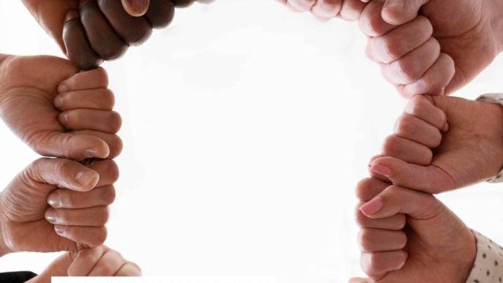 Mehrere Menschen unterschiedlichen Alters und verschiedener Hautfarben stehen im Kreis und halten sich gegenseitig an den Händen. In der Mitte befindet sich das Logo der Caritas. Der Text im Bild lautet: „Caritas verbindet Generationen“ sowie „Start der Caritas Frühjahrssammlung“. Das Motiv vermittelt Gemeinschaft, Zusammenhalt und Solidarität.