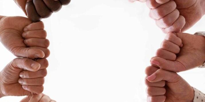 Mehrere Menschen unterschiedlichen Alters und verschiedener Hautfarben stehen im Kreis und halten sich gegenseitig an den Händen. In der Mitte befindet sich das Logo der Caritas. Der Text im Bild lautet: „Caritas verbindet Generationen“ sowie „Start der Caritas Frühjahrssammlung“. Das Motiv vermittelt Gemeinschaft, Zusammenhalt und Solidarität. (c) Caritas Mehrere Menschen unterschiedlichen Alters und verschiedener Hautfarben stehen im Kreis und halten sich gegenseitig an den Händen. In der Mitte befindet sich das Logo der Caritas. Der Text im Bild lautet: „Caritas verbindet Generationen“ sowie „Start der Caritas Frühjahrssammlung“. Das Motiv vermittelt Gemeinschaft, Zusammenhalt und Solidarität.