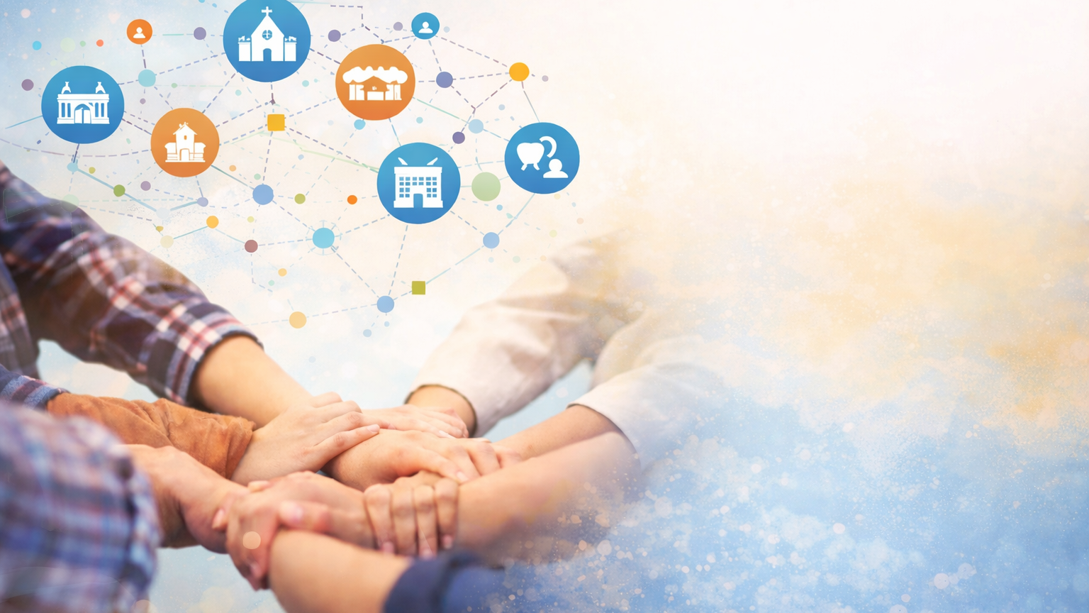 Mehrere Menschen legen ihre Hände übereinander und bilden einen Kreis als Zeichen von Gemeinschaft und Zusammenarbeit. Darüber sind grafische Symbole für Kirche, Bildung, soziale Einrichtungen und Austausch miteinander vernetzt dargestellt. Das Bild vermittelt Zusammenhalt, Vernetzung und gemeinsames Engagement.